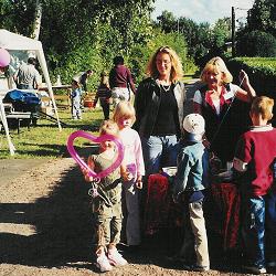 Waltraud Schmidt bei frhlichen Luftballon-Modellieren